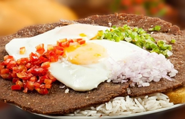 Silpancho cochabambino con salchichas